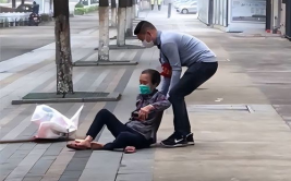 男孩扶倒地老人被讹,男孩扶起倒地老人反被讹，真相终水落石出